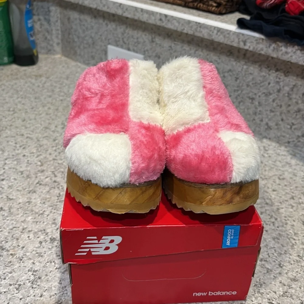 Urban Outfitters Pink & White Checker Board Wooden Clogs Sz 8 - Picture 2 of 13